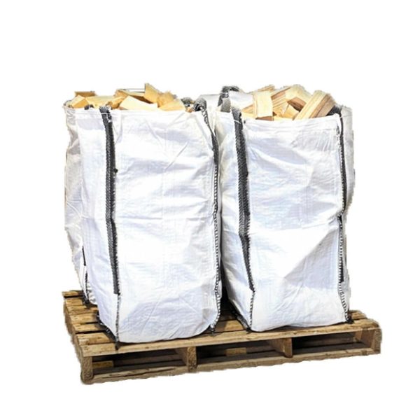 Sehr dicke, im Ofen getrocknete Brennholzscheite in einem Schüttgutsack